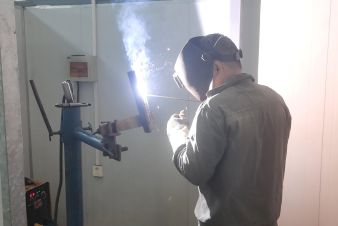 手把焊板对接(图1)