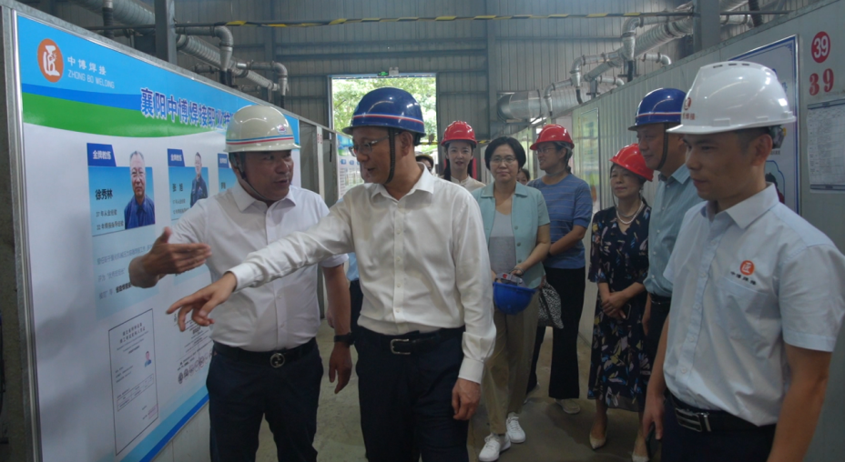 省人社厅党组成员、副厅长刘鸿赴襄阳中博焊接学校参观调研(图1) 省人社厅党组成员、副厅长刘鸿赴襄阳中博焊接学校参观调研(图1)