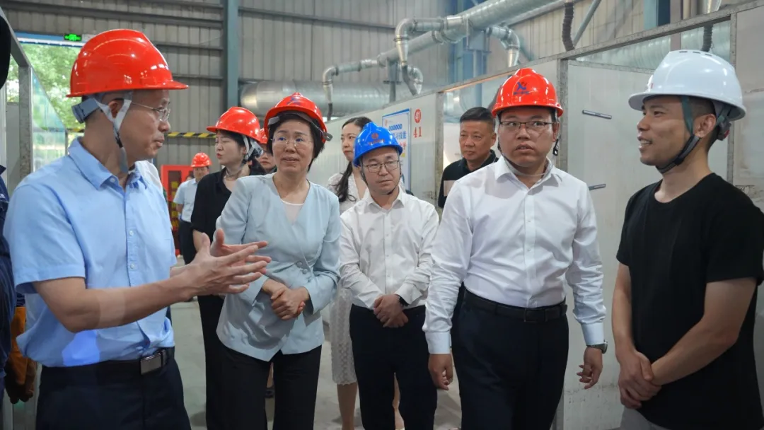 湖北省人社厅党组书记、厅长李述永来襄阳中博焊接职业技能培训学校调研(图1)